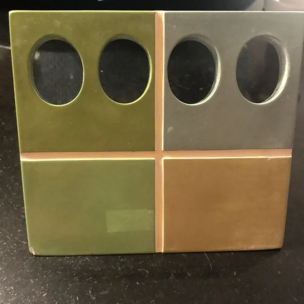Holds 4 toothbrushes L-shaped toothbrush holder